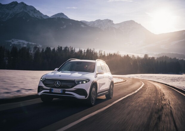 Mercedes-Benz, la Stella che illumina le Dolomiti (ANSA)