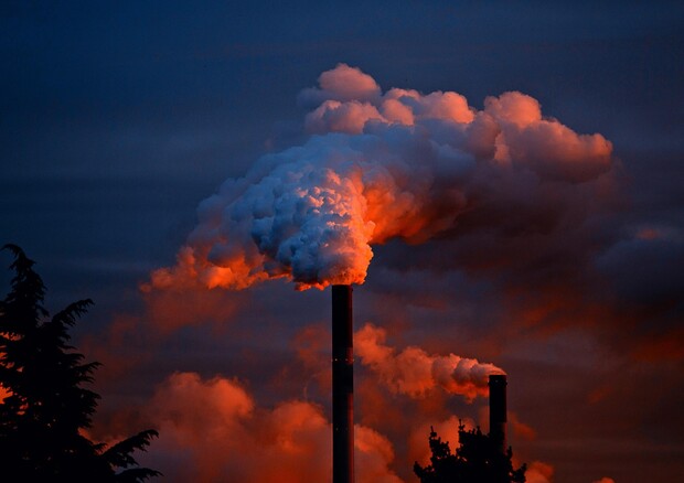 Emissioni di gas serra Co2 da una fabbrica (ANSA)