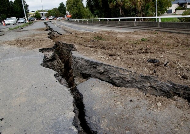 Lo spostamento del suolo provocato da un terremoto (fonte: Rawpixel.com) (ANSA)