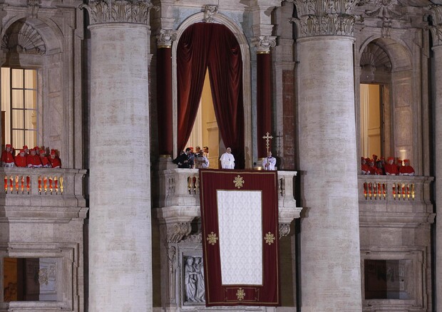 Papa Francesco si affaccia dalla Basilica di San Pietro (13 marzo 2013) © ANSA 