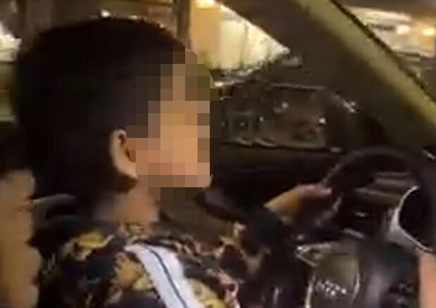 Bimbo guida grossa auto nel Pisano, indagini su video virale (ANSA)