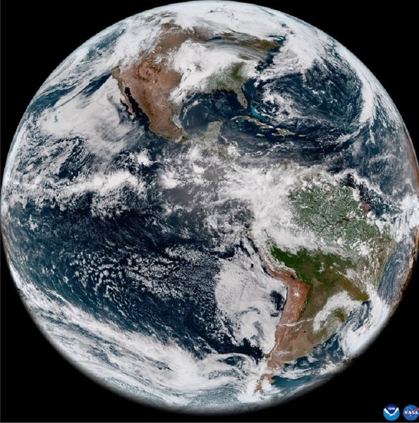 La prima immagine della Terra ottenuta dal satellite Goes-18, che aiuterà a studiare tempeste, incendi ed effetti dei cambiamenti climatici (fonte: NASA, NOAA)