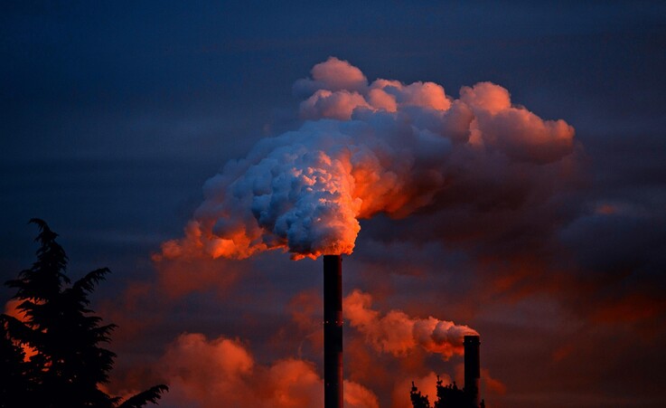 Emissioni di gas serra Co2 da una fabbrica © ANSA