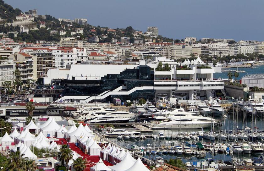 Vista del Palazzo del Palais des festivals lungo la Croisette in vista del 65esimo Festival del Cinema di Cannes - RIPRODUZIONE RISERVATA