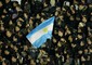 Fedeli con la bandiera argentina in piazza San Pietro © ANSA