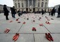 Scarpe rosse in piazza Castello a Torino per il progetto artistico 'Zapatos rojos' di Elina Chauvet, realizzato per ricordare le donne morte nella citta' messicana di Ciudad Juarez. © Ansa