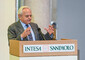 Il professor Mario Deaglio interviene al convegno di Intesa-Einaudi a Milano © Ansa