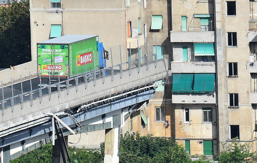 Il 14 agosto l'Italia e il mondo sotto choc per il crollo del ponte Morandi a Genova © Ansa