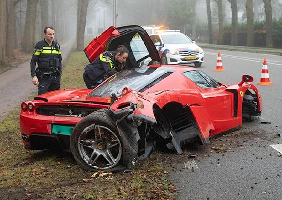 Ferrari Enzo: carbonio e leghe leggere non amano gli impatti con alberi © 