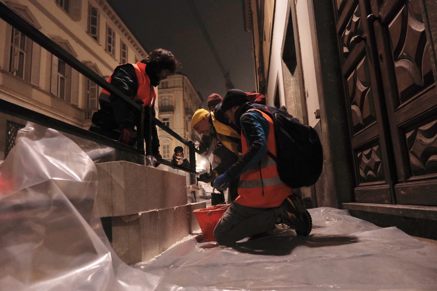 I minions di Extinction Rebellion murano l'assessorato all'ambiente a Torino © ANSA