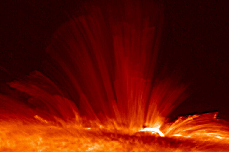 Un 'eruzione solare, fotografta dal satellite giapponese Hinode (fonte: Hinode JAXA/NASA/PPARC) - RIPRODUZIONE RISERVATA