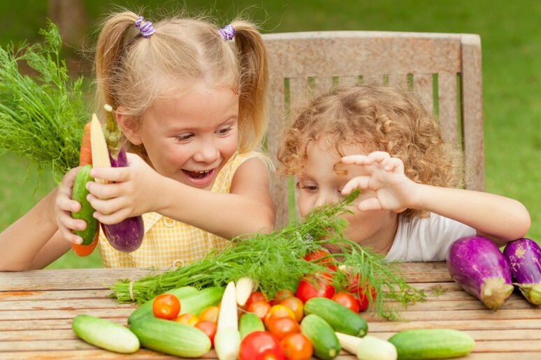 Bambini e cibo sano - RIPRODUZIONE RISERVATA