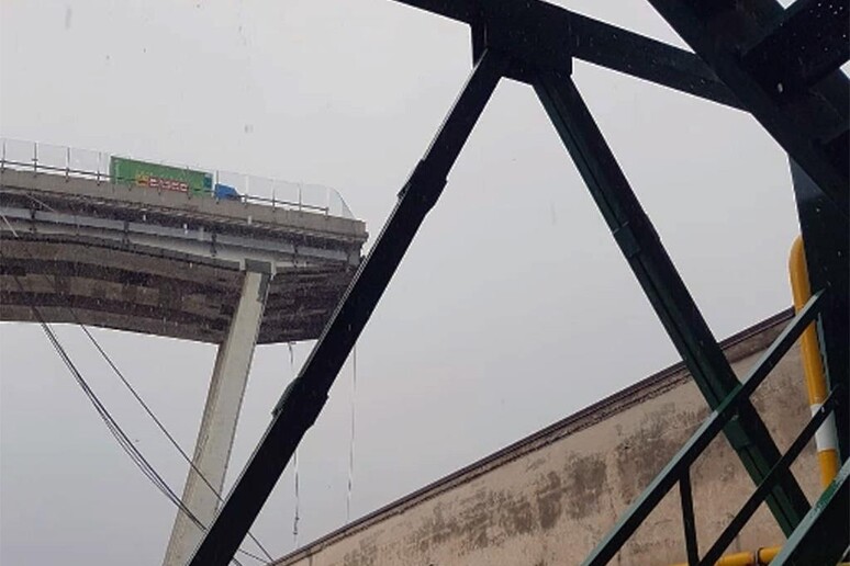 Crolla ponte a Genova - RIPRODUZIONE RISERVATA