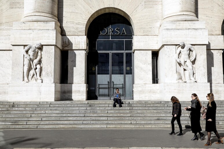 Il palazzo della Borsa in piazza Affari a Milano - RIPRODUZIONE RISERVATA