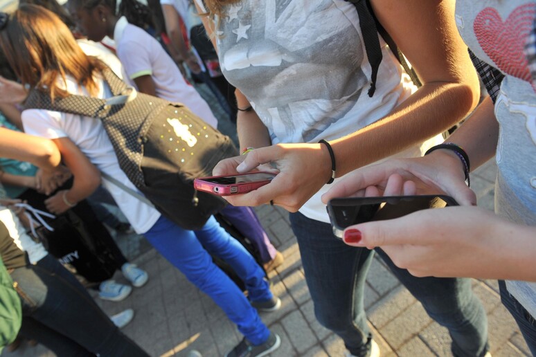 Studenti con lo smartphone (archivio) - RIPRODUZIONE RISERVATA