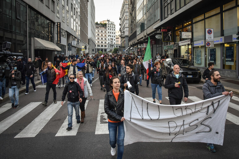 Green pass: Milano, da presidio protesta corteo manifestanti - RIPRODUZIONE RISERVATA
