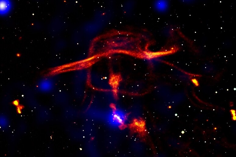 Bolle di gas caldo emesso dal buco nero al centro del sistema Nest200047 (fonte: Brienza et al.) - RIPRODUZIONE RISERVATA