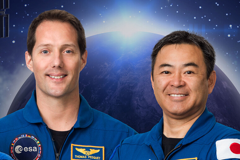 A sinistra l 'astronauta Thomas Pesquet dell 'Esa, ora al comando della Stazione Spaziale. A destra il comandante che lo preceduto, Akihiko Hoshide dell 'agenzia spaziale giapponese Jaxa (fonte: NASA) - RIPRODUZIONE RISERVATA