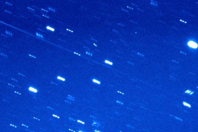 In alto a sinistra il nucleo dell’asteroide-cometa, con la lunga coda che si prolunga verso il basso (fonte: Henry H. Hsieh PSI, Jana Pittichová NASA/JPL-Caltech) - RIPRODUZIONE RISERVATA