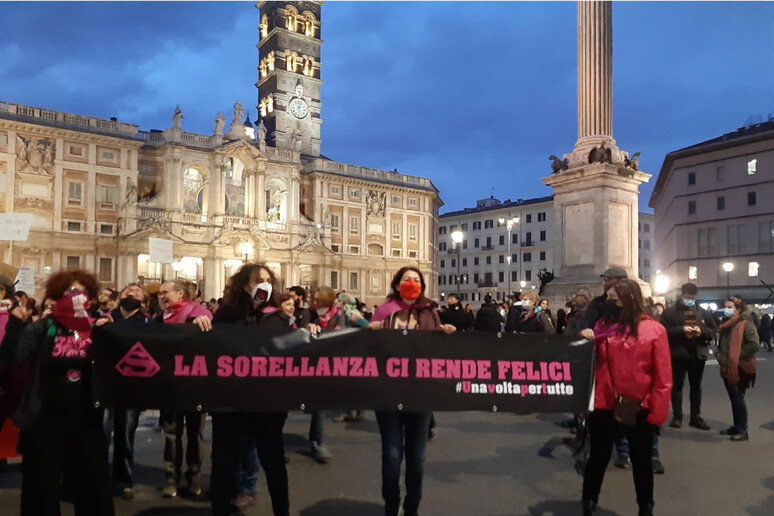 'Non una di Meno ' in piazza, Roma si tinge di fucsia. La manifestazione contro la violenza sulle donne, 27 novembre 2021 - RIPRODUZIONE RISERVATA