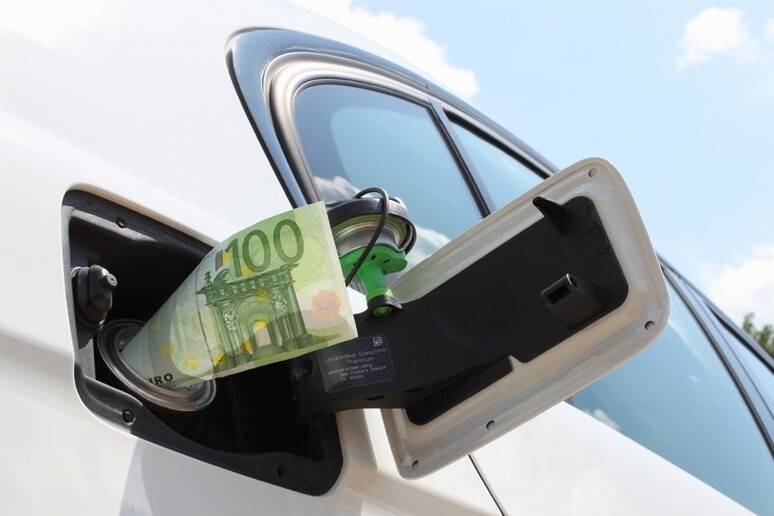 Caro benzina, italiani riducono spostamenti in auto - RIPRODUZIONE RISERVATA