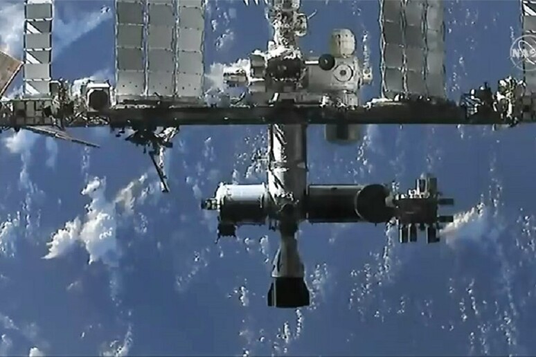 La Stazione Spaziale vista dalla cargo Dragon in avvicinamento (fonte NASA TV) - RIPRODUZIONE RISERVATA