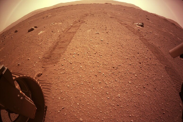 Il segno delle ruote di Perseverance lasciato sul suolo marziano (fonte: NASA) - RIPRODUZIONE RISERVATA