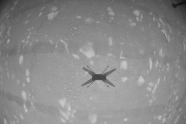 Il drone elicottero Ingenuity ha fotografato la sua ombra sul suolo di Marte anche durante il terzo volo (fonte: NASA/JPL-Caltech) - RIPRODUZIONE RISERVATA