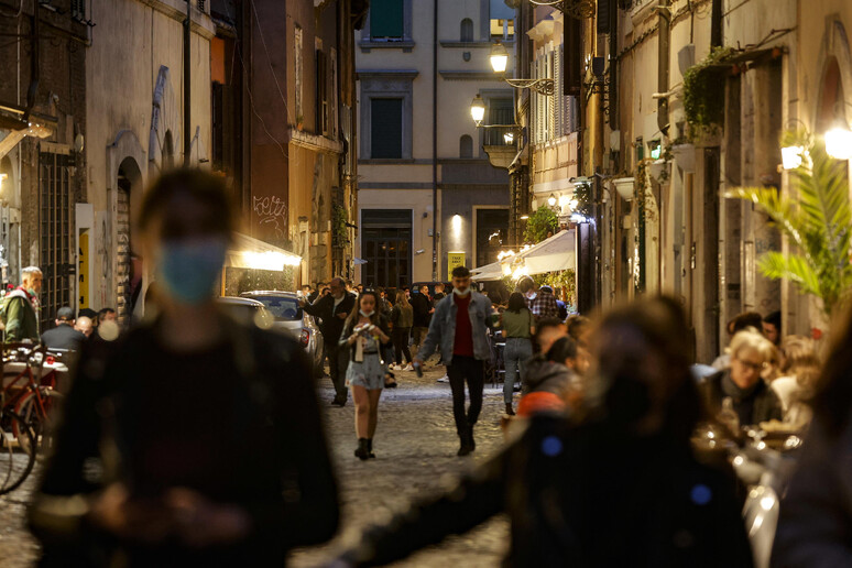 Persone a passeggio a Roma - RIPRODUZIONE RISERVATA