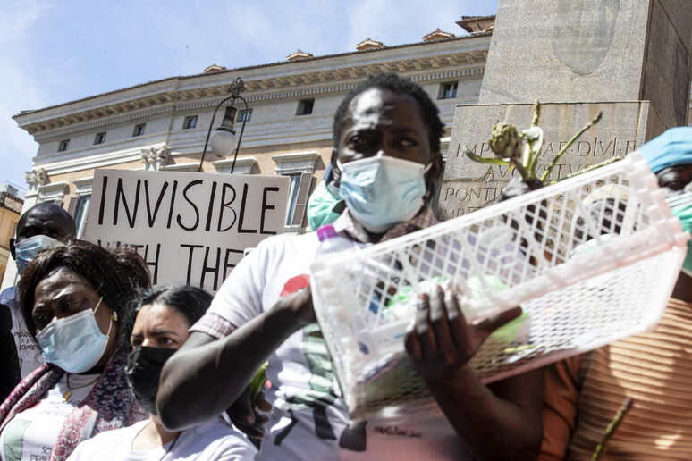 Lavoro: braccianti a Roma  'per non rimanere Invisibili ' - RIPRODUZIONE RISERVATA