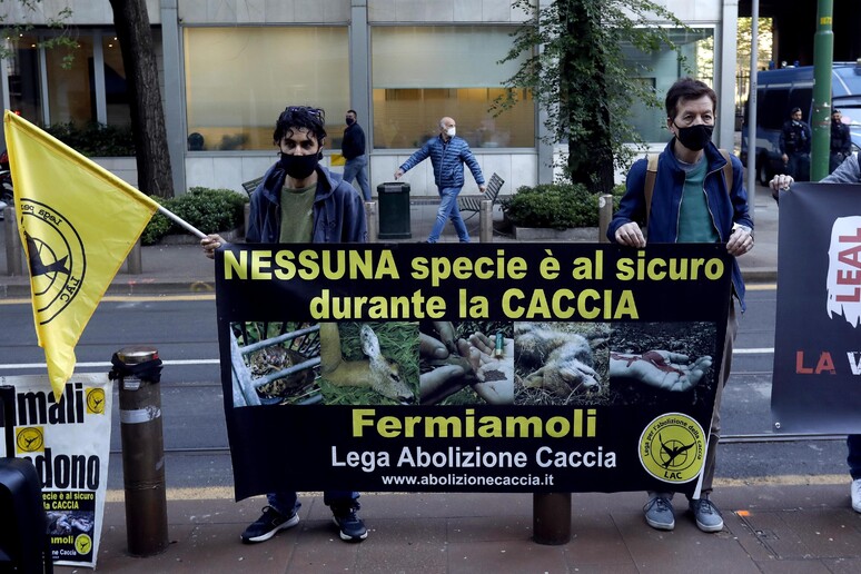 Flashmob contro la caccia a Milano in una foto darchivio - RIPRODUZIONE RISERVATA