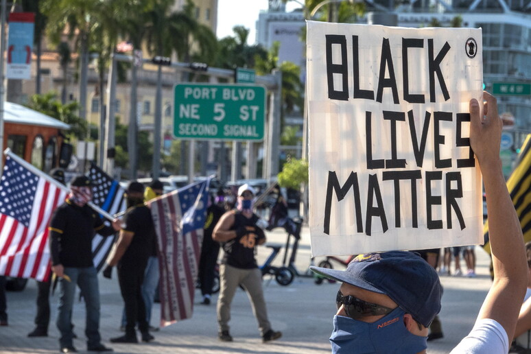 Una manifestazione di protesta della comunità afroamericana statunitense dopo gli omicidi delle persone nere da parte delle forze di polizia - RIPRODUZIONE RISERVATA