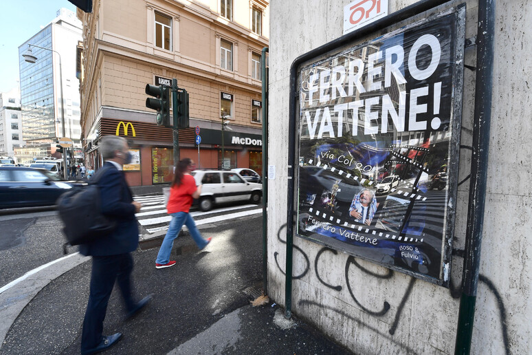 Calcio:  'Ferrero vattene ', Genova tappezzata da pubblicit� - RIPRODUZIONE RISERVATA