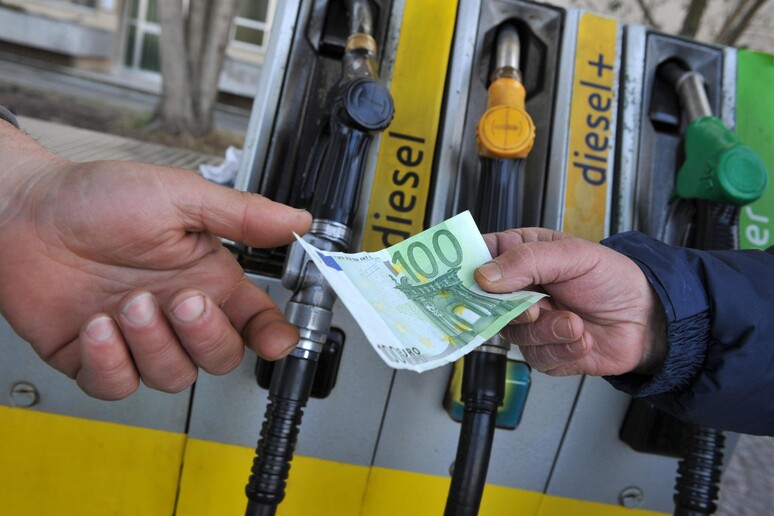 Benzina: prezzo sale ancora, verde a 1,778 euro al litro - RIPRODUZIONE RISERVATA