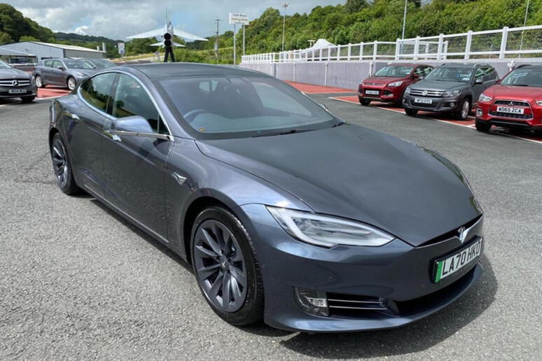 Tesla: è in vendita la Model S del principe Carlo - RIPRODUZIONE RISERVATA