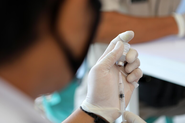 Gallavotti, è pericoloso politicizzare la vaccinazione © ANSA/EPA