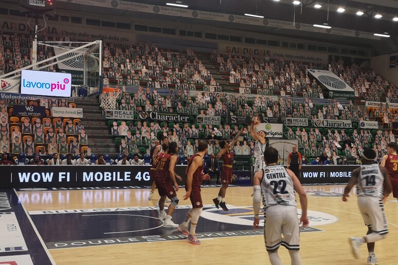 Basket, Marco Spissu al tiro con la maglia della Dinamo - RIPRODUZIONE RISERVATA