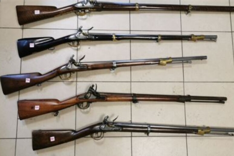 Armi antiche sequestrate al traforo del Monte Bianco - RIPRODUZIONE RISERVATA