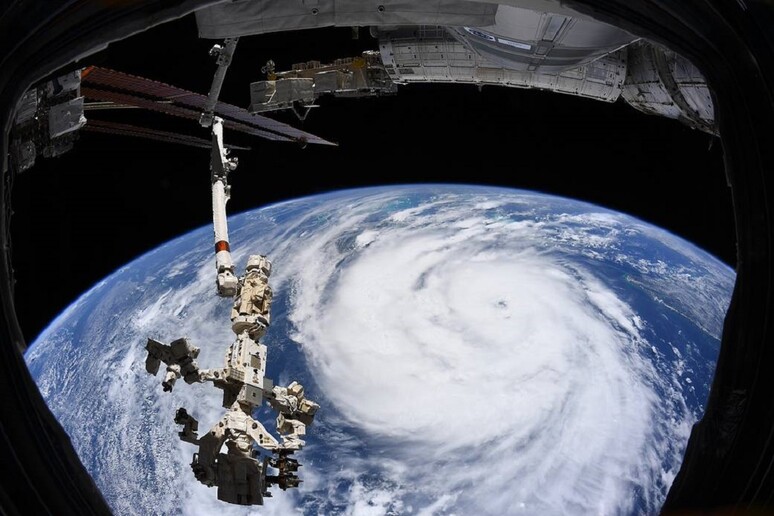 L’uragano Ida fotografato dalla Stazione Spaziale (fonte: European Space Agency) - RIPRODUZIONE RISERVATA