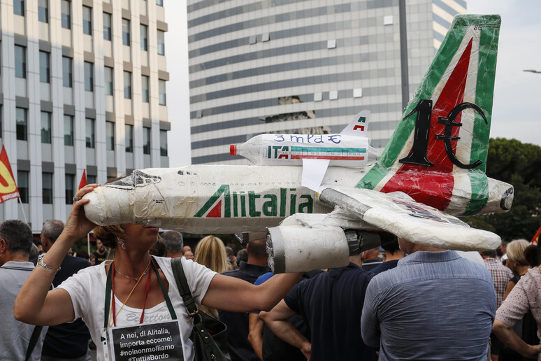 Una manifestazione di lavoratori Alitalia - RIPRODUZIONE RISERVATA