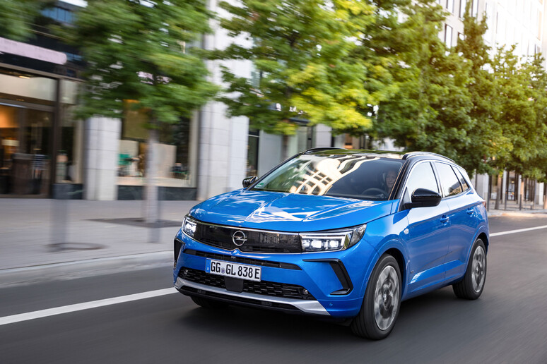 Efficiente ed elettrico: Opel Grandland con funzione e-Save - RIPRODUZIONE RISERVATA