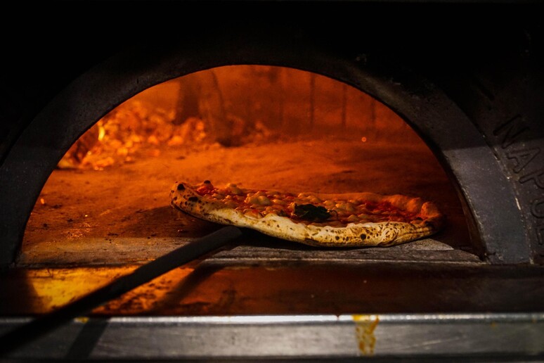 Una pizza classica rotonda, la preferita dagli italiani - RIPRODUZIONE RISERVATA