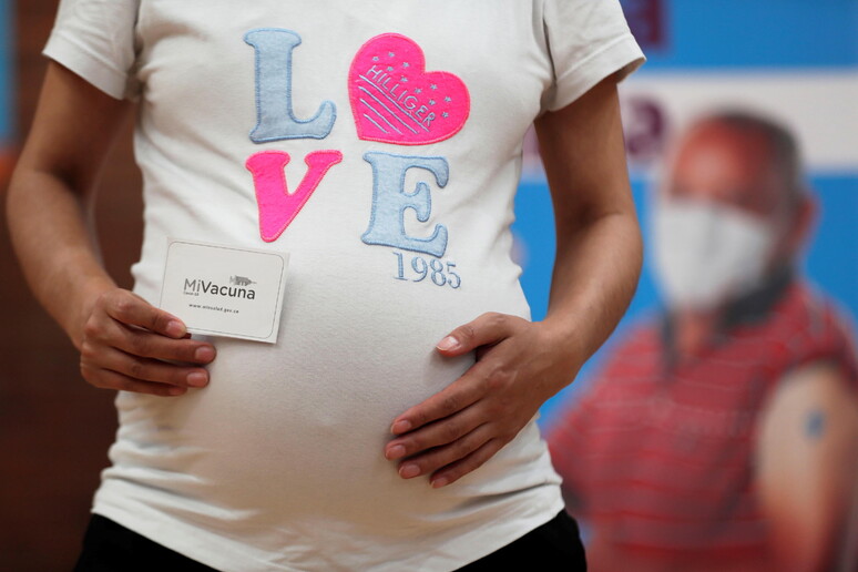 Circolare, si ' vaccino in gravidanza e in allattamento © ANSA/EPA