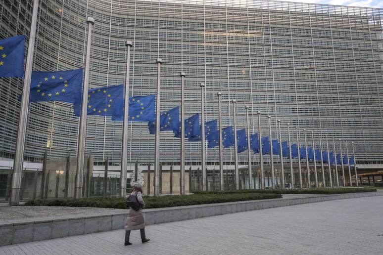 La sede del Parlamento europeo con le bandiere a mezz 'asta per la morte di Davide Sassoli © ANSA/EPA