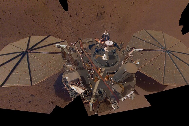 La sonda Insight della Nasa fermata da una tempesta di sabbia (fonte: NASA/JPL-Caltech) - RIPRODUZIONE RISERVATA