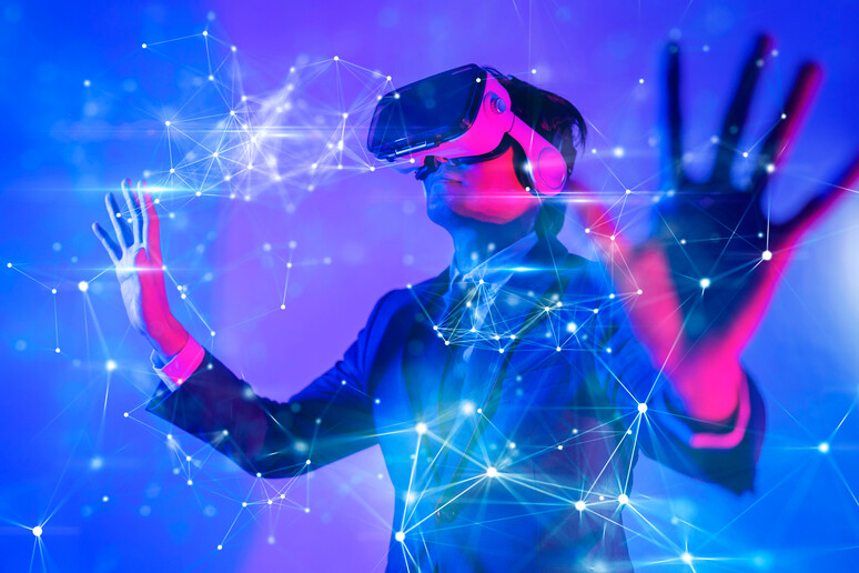 Tecnologia del mondo cibernetico digitale Metaverse, uomo con occhiali VR - RIPRODUZIONE RISERVATA