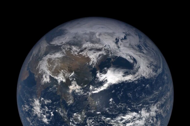La Terra vista dallo spazio (fonte: EnnyIzzy123 da Wikipedia) - RIPRODUZIONE RISERVATA