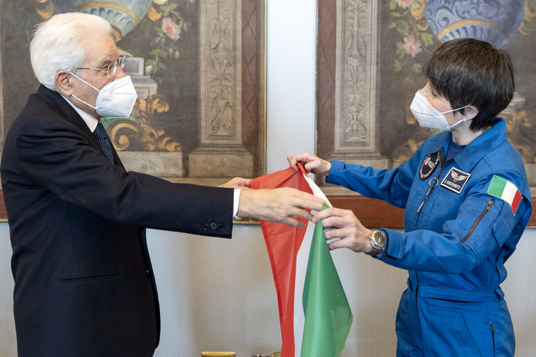 Il presidente della Repubblica Sergio Mattarella consegna a Samantha Cristoforetti la bandiera che porterà sulla Stazione Spaziale (fonte: ASI) - RIPRODUZIONE RISERVATA