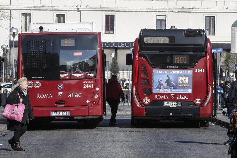 La fermata del bus alla stazione Termini di Roma - RIPRODUZIONE RISERVATA