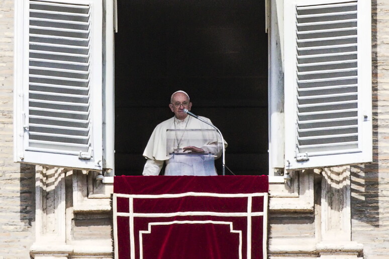 Pope Francis ' Angelus prayer at the Vatican City - RIPRODUZIONE RISERVATA